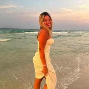 Meet your Posher, Larissa